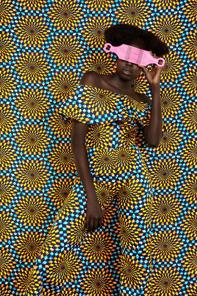 Žena obmotana tkaninom u boji suncokreta