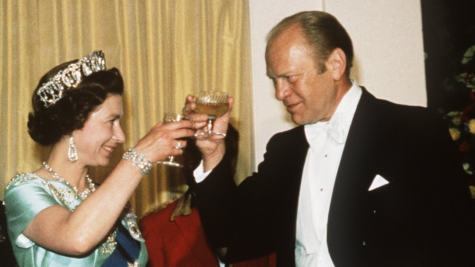 El presidente Gerald Ford brinda por la reina Isabel II en una cena del Bicentenario estadounidense en el Rose Garden.