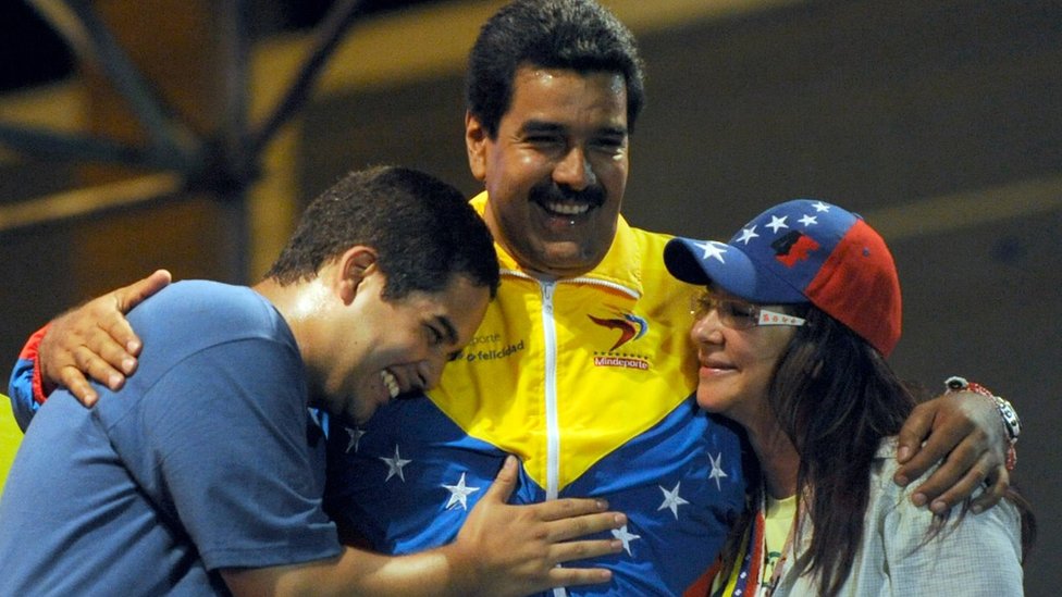 Президент Николас Мадуро обнимает свою жену Силию Флорес и сына Николаса Мадуро во время предвыборного митинга 2013 года