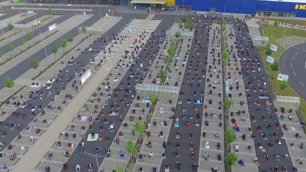 Coronavirus: German Ikea car park used for mass Eid prayer - BBC News
