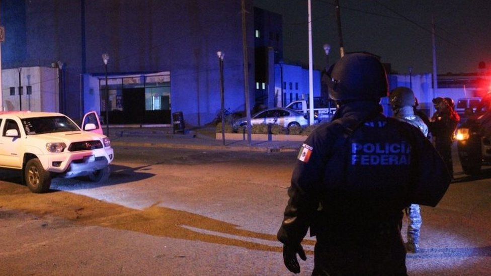Офицеры федеральной полиции охраняют место нападения на полицейский участок в Виллагране, Гуанахуато, Мексика, 11 декабря 2019 г.
