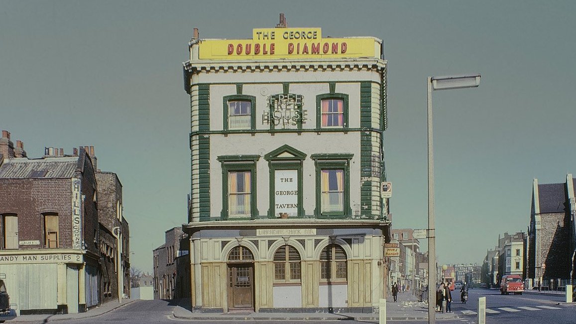 Unseen photos of East End London in glorious colour - BBC News