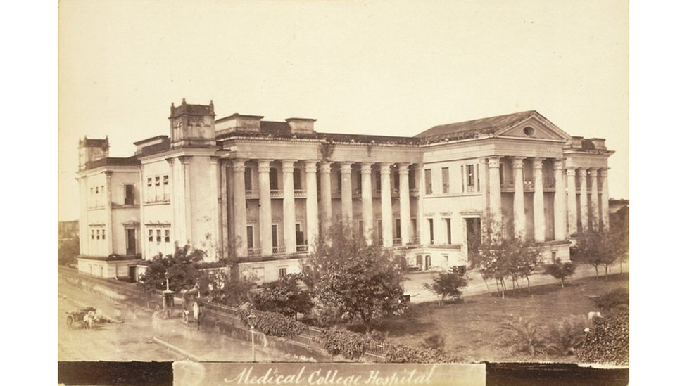 Vista general del Colegio Médico de Calcuta en 1878. Fuente: British Library. Imagen de dominio público.