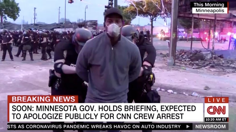   Los miembros de un equipo de CNN son arrestados durante una protesta 