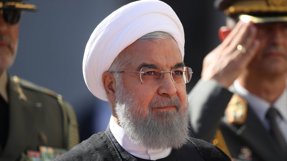 ألمح الرئيس الإيراني، حسن روحاني، إلى إمكانية إغلاق مضيق هرمز