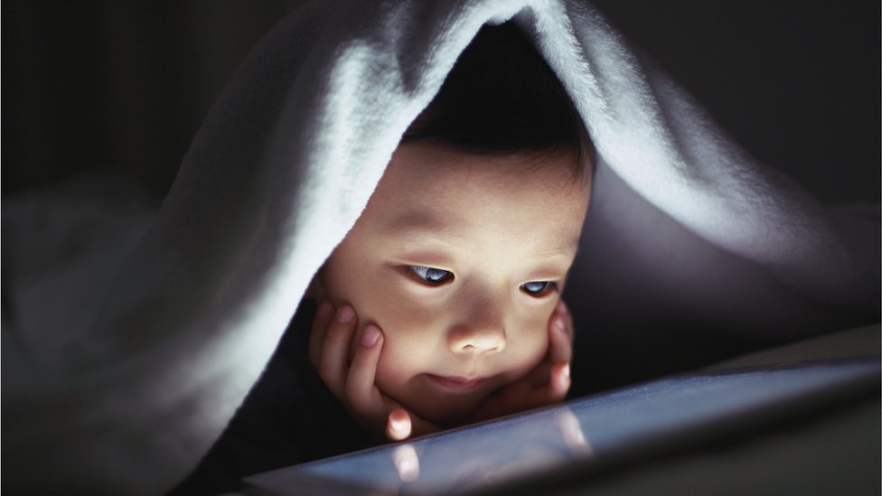 Internet no es un juego de niños, pero muchos tienen esa percepción. niño usando tableta