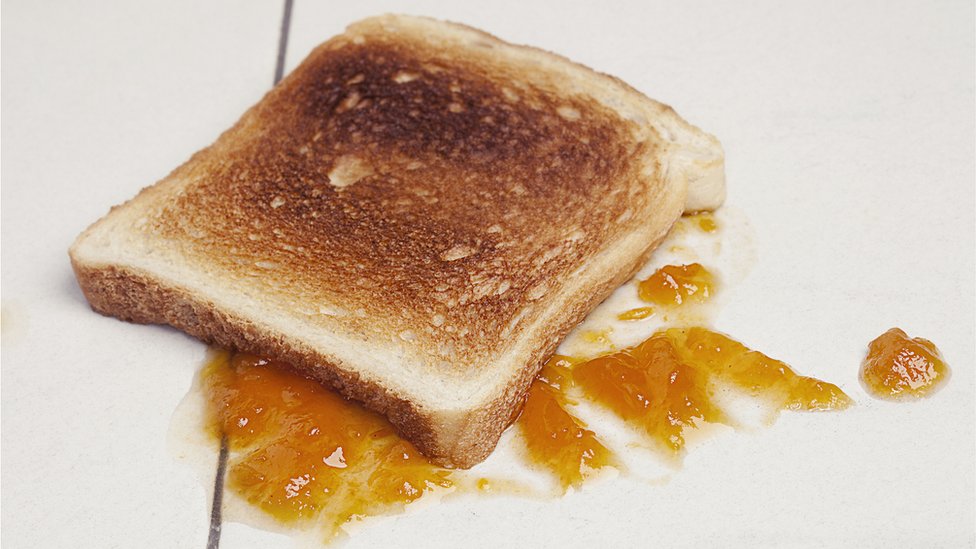 Toast qui est tombé sur le visage qui avait de la confiture