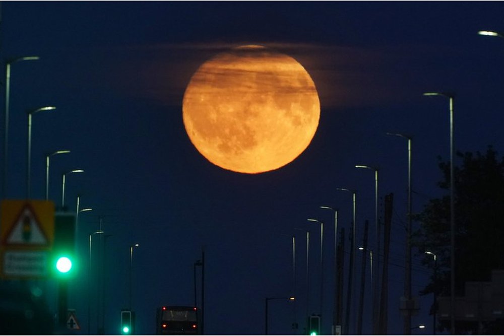 قمر تموز يضيئ سيتون سلويس في نورثمبرلاند، في انجلترا
