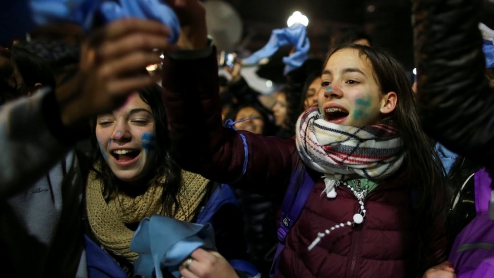 Jóvenes que se oponen al proyecto de despenalización del aborto.