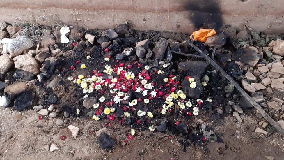 Лепестки цветов там, где было найдено обугленное тело ветеринара
