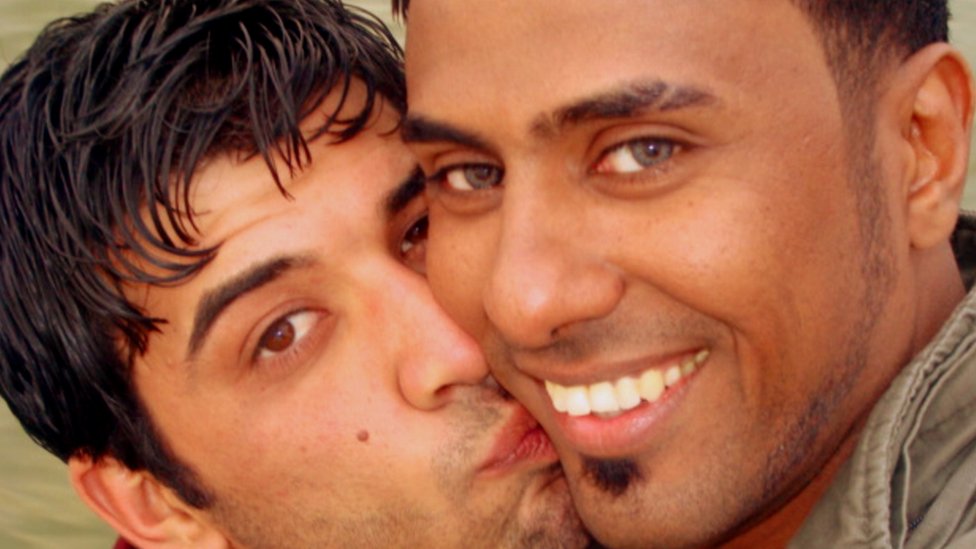 Бтоо Аллами (слева) целует Найефа Хребида в щеку