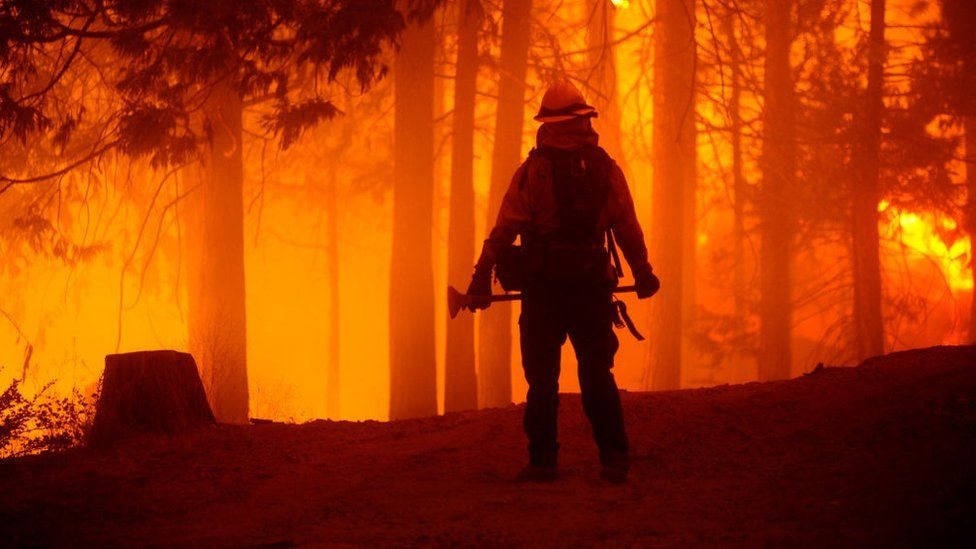 رجل إطفاء في حرائق غابات كاليفورنيا