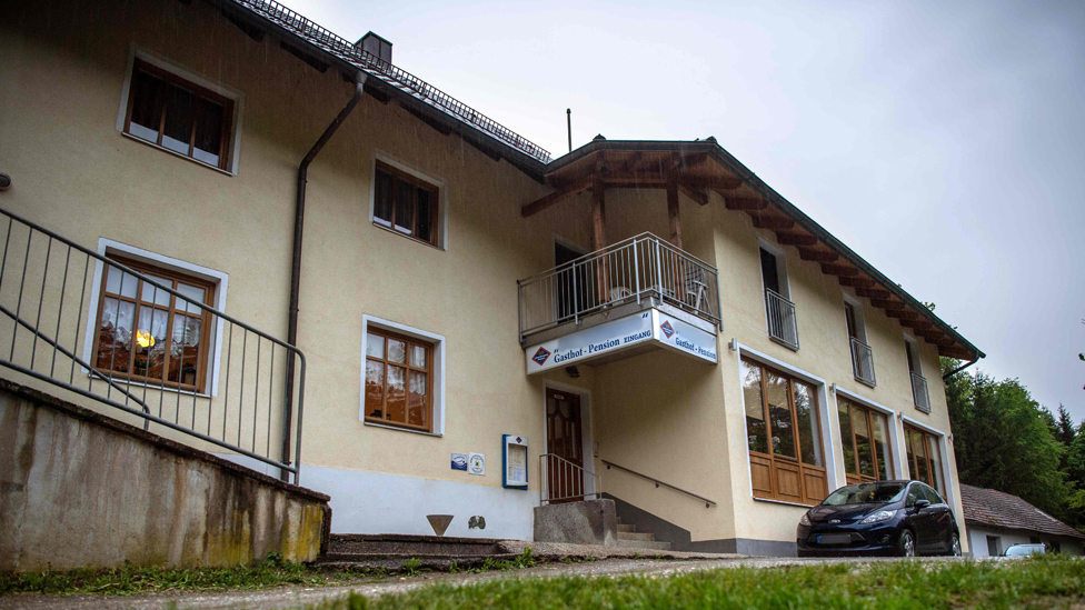 El hotel donde ocurrió el incidente, a orillas del río Ilz.