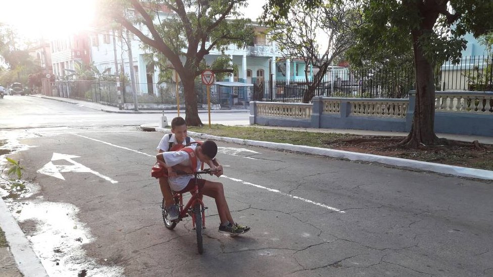 Ahora "la gente sale y conversa en la escalera, los carros pueden pasar", dice una vecina. Foto: Abraham Jiménez Enoa. Dos niños paseando en una bicicleta.