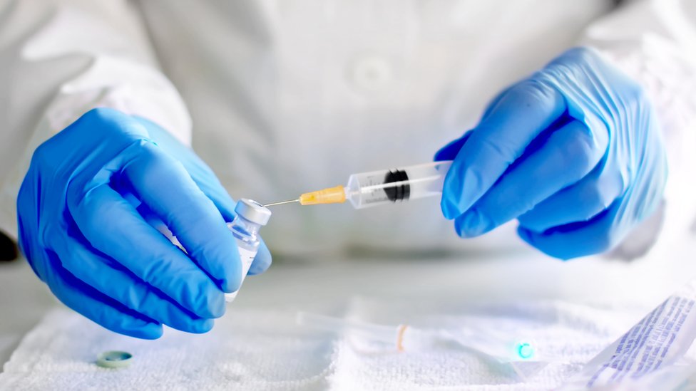 Mỹ tạm ngưng thử vaccine Covid do có tình nguyện viên ốm bệnh - BBC News Tiếng Việt