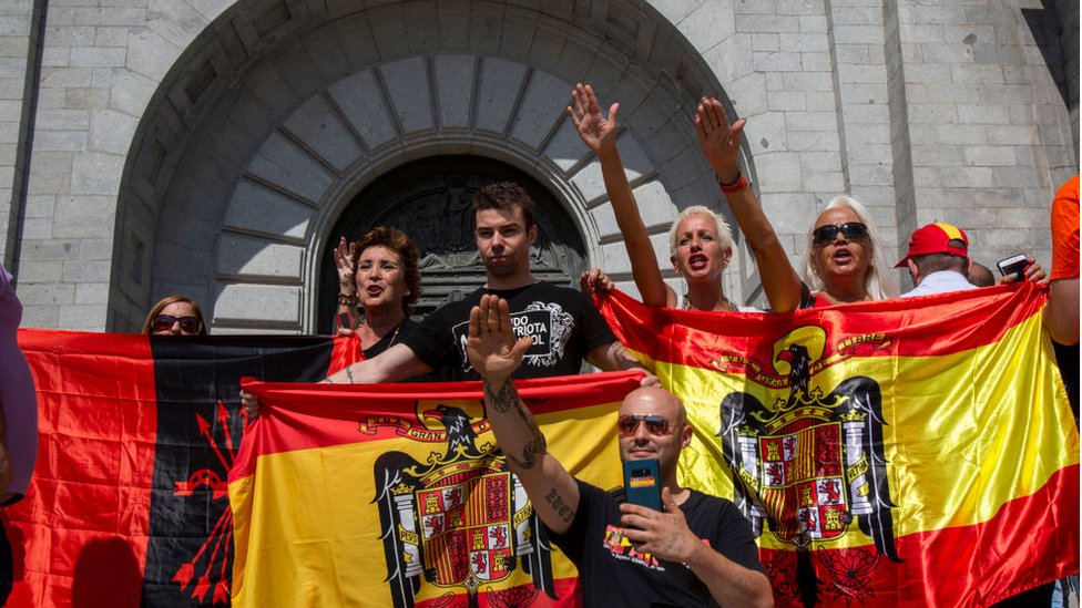 Manifestantes haciendo el saludo fascista