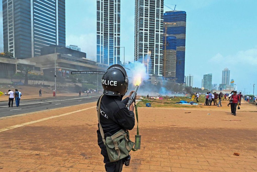 صدرت أوامر لقوات الأمن السريلانكية بإطلاق النار على المخالفين للقانون في محاولة لقمع الاحتجاجات المناهضة للحكومة.