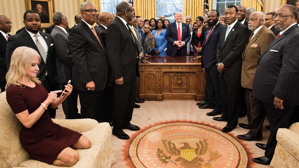 Келлианн Конвей проверяет свой телефон после того, как сфотографировалась с президентом США Дональдом Трампом и руководителями университетов и колледжей, которые исторически были чернокожими, в Овальном кабинете Белого дома, 27 февраля 2017 г.