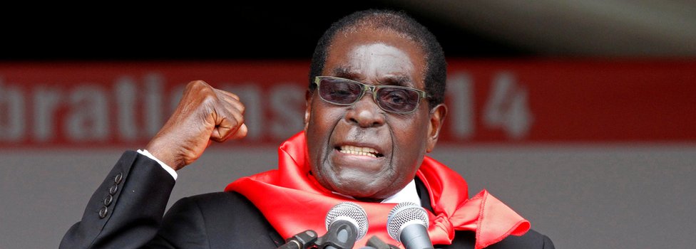 Президент Зимбабве Роберт Мугабе обращается к своим сторонникам во время празднования своего 90-летия