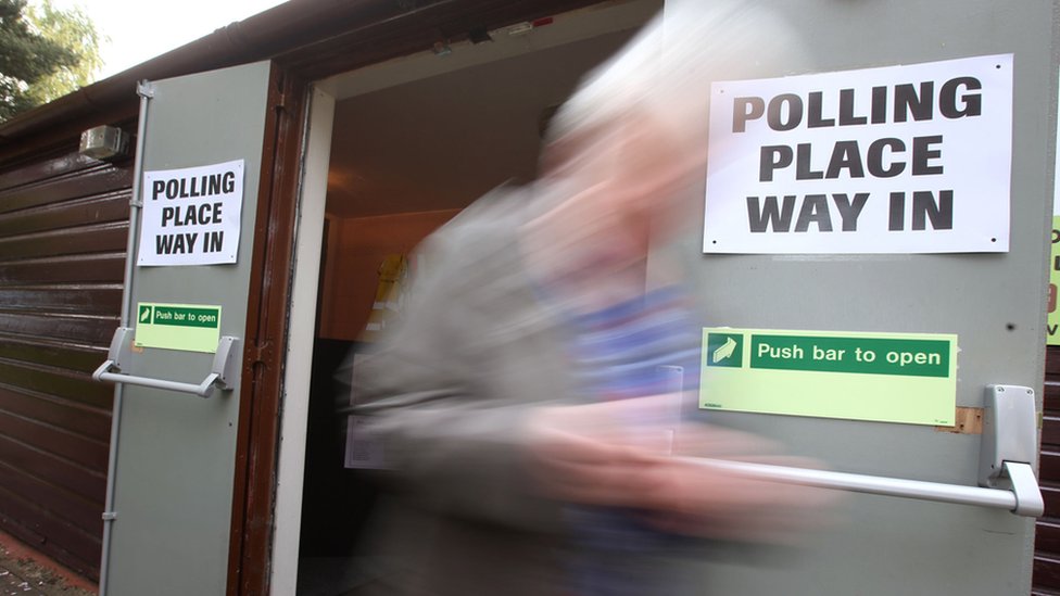 Избиратель покидает избирательный участок Broomhouse Community Hall в Глазго после того, как проголосовал на выборах в местный совет.