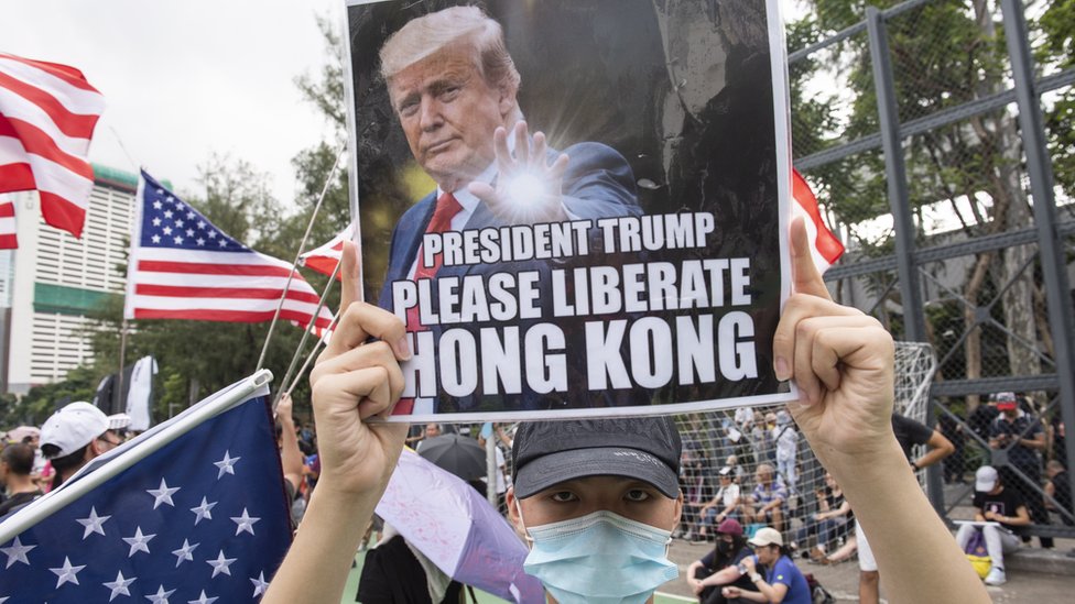 香港抗議者遊行示威時舉著標語，呼籲美國總統特朗普"解放香港"。
