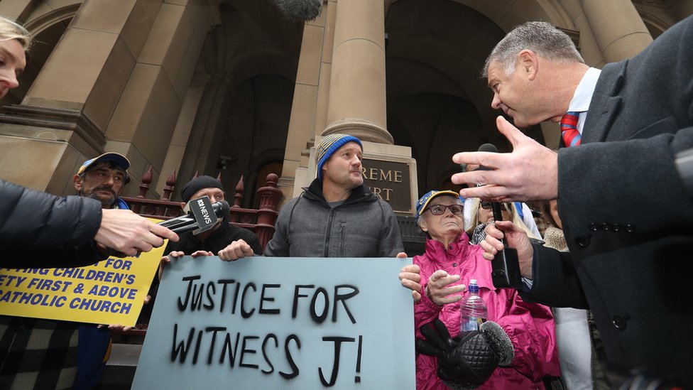 Pengunjuk rasa merayakan kegagalan upaya banding Kardinal George Pell di luar Pengadilan Tinggi Victoria, Melbourne, Australia, 21 Agustus 2019.