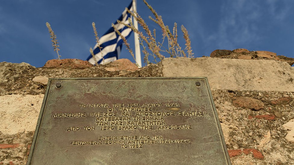 Placa conmemorativa en la Acrópolis que recuerda la hazaña de Manolis Glezos y Apostolos Santas