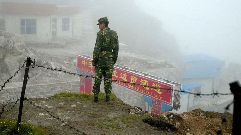 جندي صيني على نقطة مراقبة حدودية