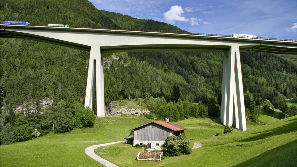 Autopista en los Alpes italianos
