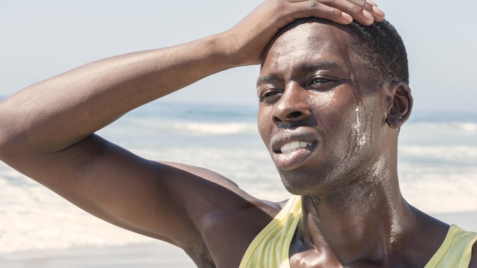 Sin una buena alimentación las personas tendrán más dificultades para realizar la rutina de ejercicios correctamente. Hombre cansado