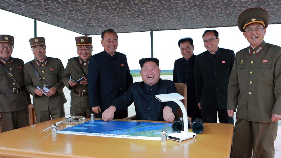 Ким Чен Ын с военными советниками просматривает карту