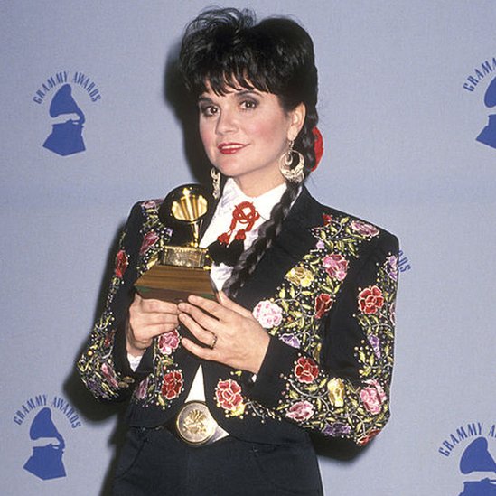 Linda Ronstadt con un Premio Grammy por su disco "Canciones de mi padre", febrero 22, 1989