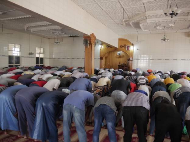 مصلون في مسجد