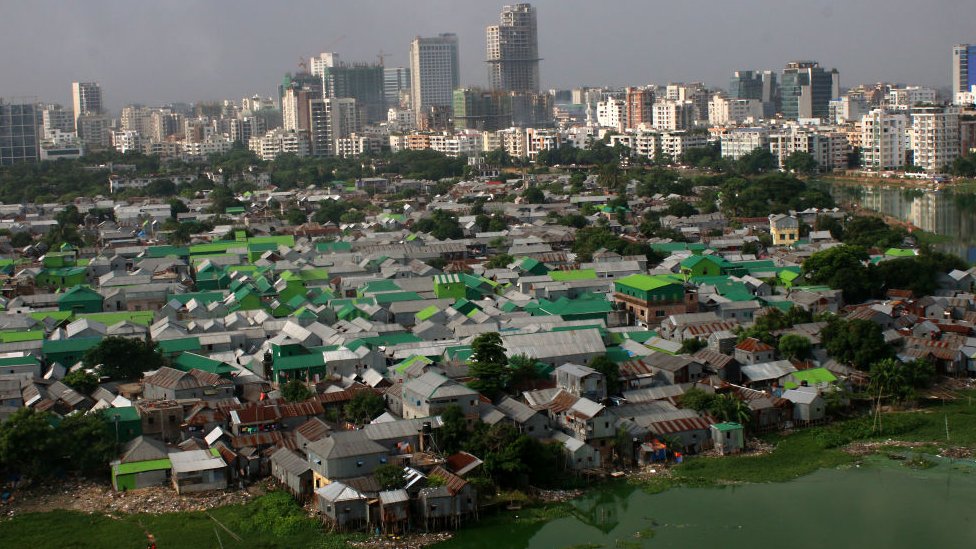 ঢাকায় নতুন করে আসা নিম্ন আয়ের মানুষের জন্য বস্তি ছাড়া কি উপায় নেই - BBC News বাংলা