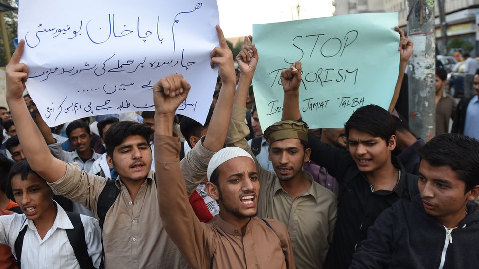 Студенты Ислами Джамиат Талаба (IJT) выкрикивают лозунги против боевиков «нападение на университет Бача Хан