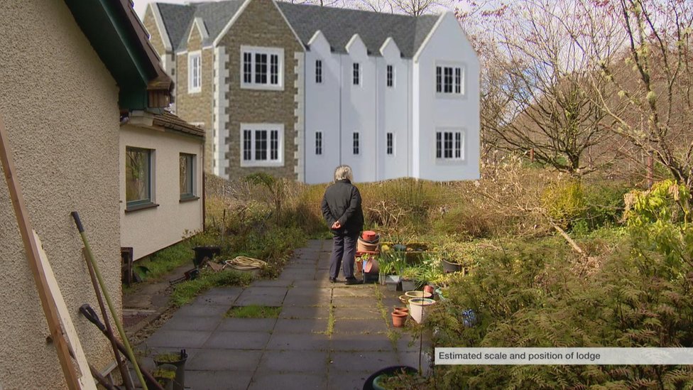 Родди Маклауд в своем саду и графическое представление о том, как может выглядеть новый домик