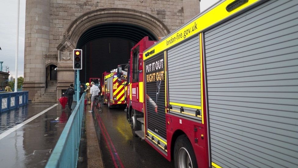 Londra'daki Tower Bridge köprüsünün kolları havada asılı kaldı