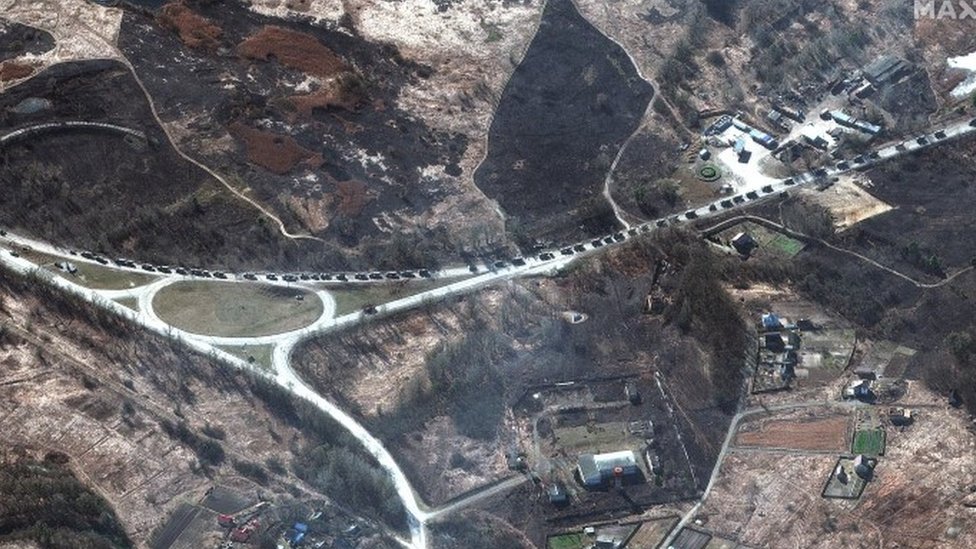 Una imagen de satélite tomada el 28 de febrero que muestra el convoy ruso cerca de Kiev.