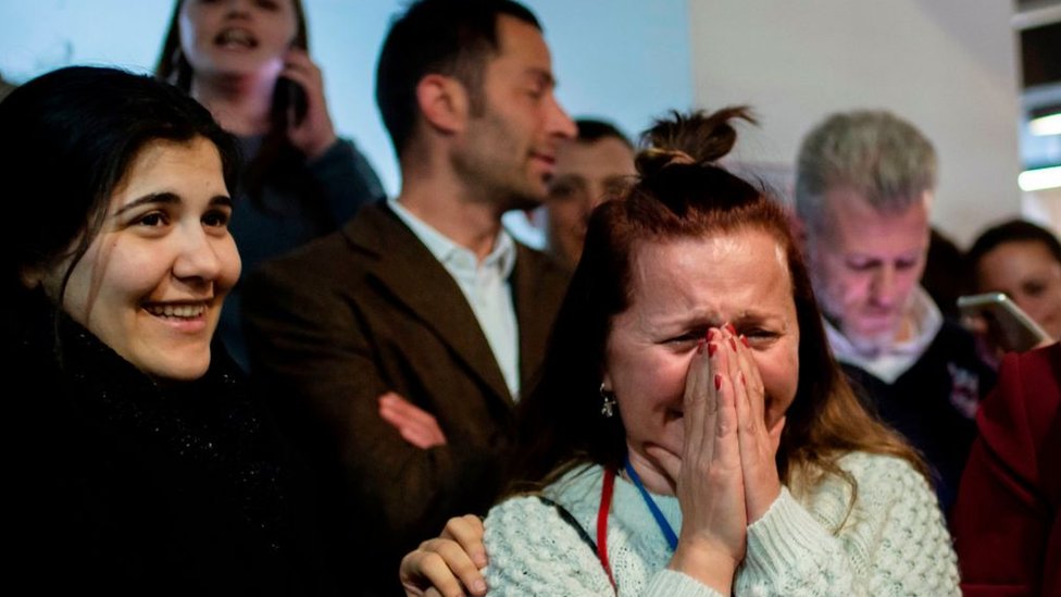 İmamoğlu'nun seçimi birinci tamamlamasını bazı CHP destekçileri gözyaşlarıyla karşıladı