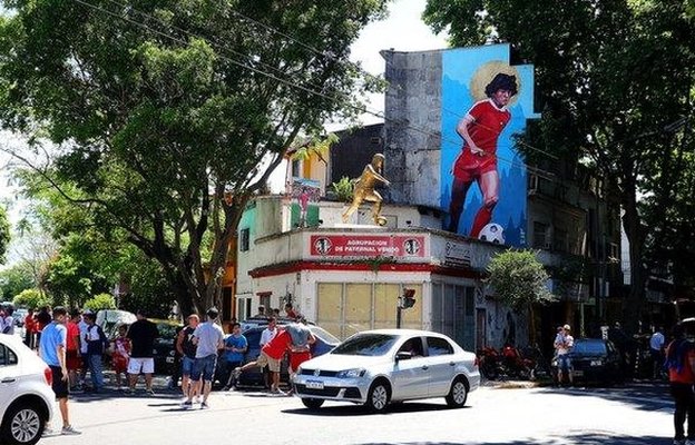 Una estatua y un mural de Maradona se encuentran a las afueras del campo de Argentinos Juniors.