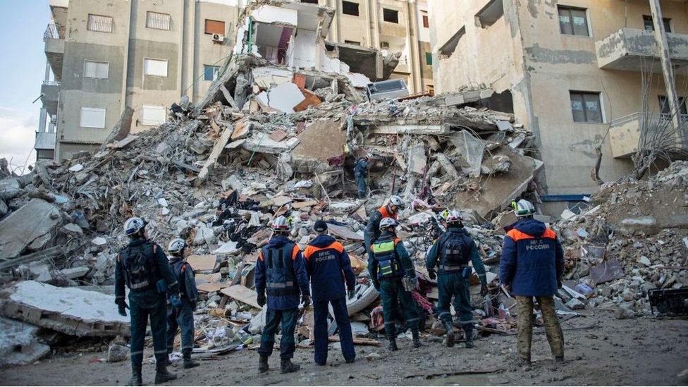 Personal de rescate ruso busca sobrevivientes y víctimas bajo los escombros de un edificio derrumbado en la ciudad de Jableh, en la provincia noroccidental siria de Latakia, luego del terremoto.