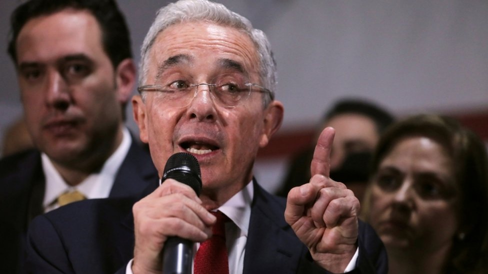 Álvaro Uribe: Colombian ex-leader released from house arrest