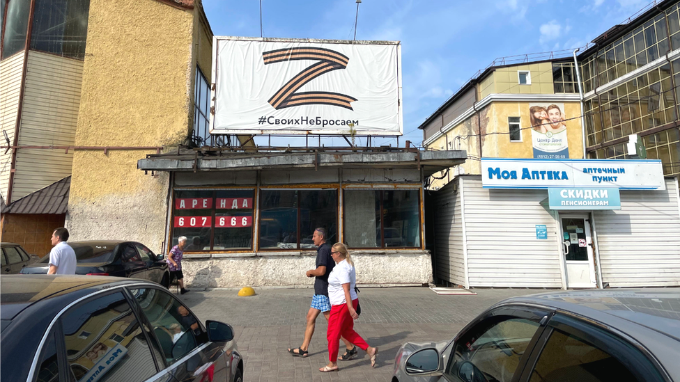 Sebuah papan iklan di Smolensk menampilkan simbol pro-perang "Z" dengan kata-kata: "Kita tidak mengabaikan saudara kita"