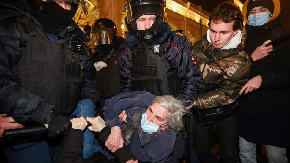 Un hombre es arrestado en San Petersburgo, 24 de febrero de 2022
