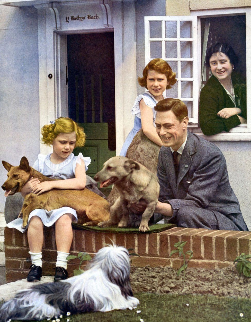 Isabel y Margarita con sus padres y perros en Windsor en 1936.