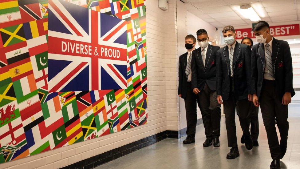 Студенты академической школы в Йоркшире носят маски в общественных местах