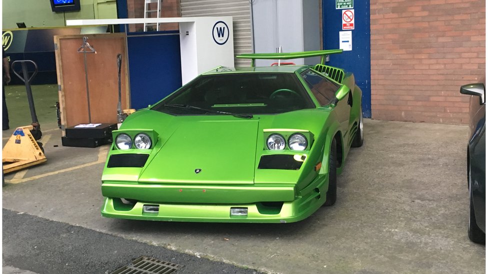 Реплика ярко-зеленого автомобиля Lamborghini с подсветкой на крышке