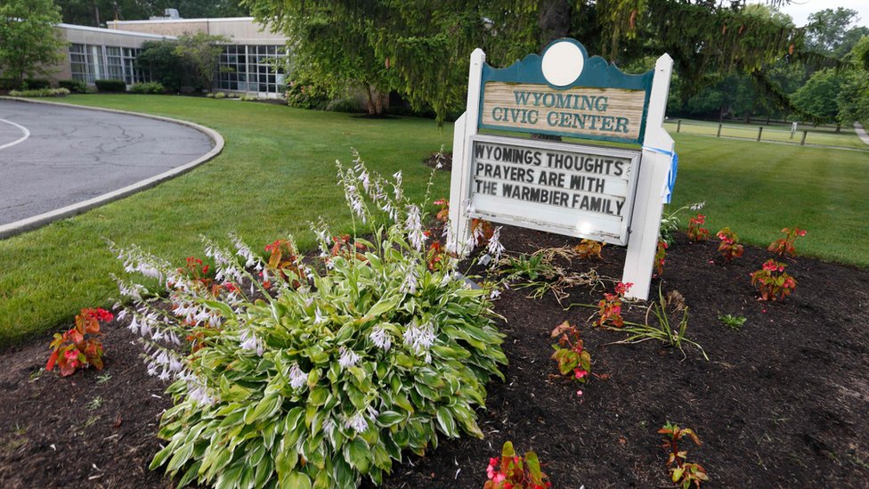 La comunidad de Wyoming mostró su apoyo a los deudos de Otto. En el cartel dice "Los pensamientos y oraciones de Wyoming están con la familia Warmbier". Cartel que dice "Los pensamientos y oraciones de Wyoming están con la familia Warmbier"