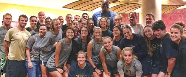 La misma mañana en la que conoció que estaba entre las nominadas Castellanos y sus compañeras se encontraron con el legendario jugador de la NBA Shaquille O'Neal en el restaurante del hotel donde se hospedaban. Las jugadoras de FSU y Shaquille O'Neal (Crédito: FSU Soccer).