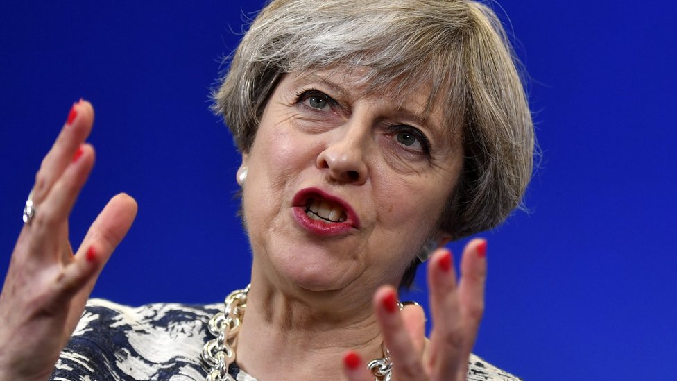 En las últimas semanas las encuestas empezaron a arrojar márgenes más estrechos de ventaja de May sobre Corbyn. Theresa May